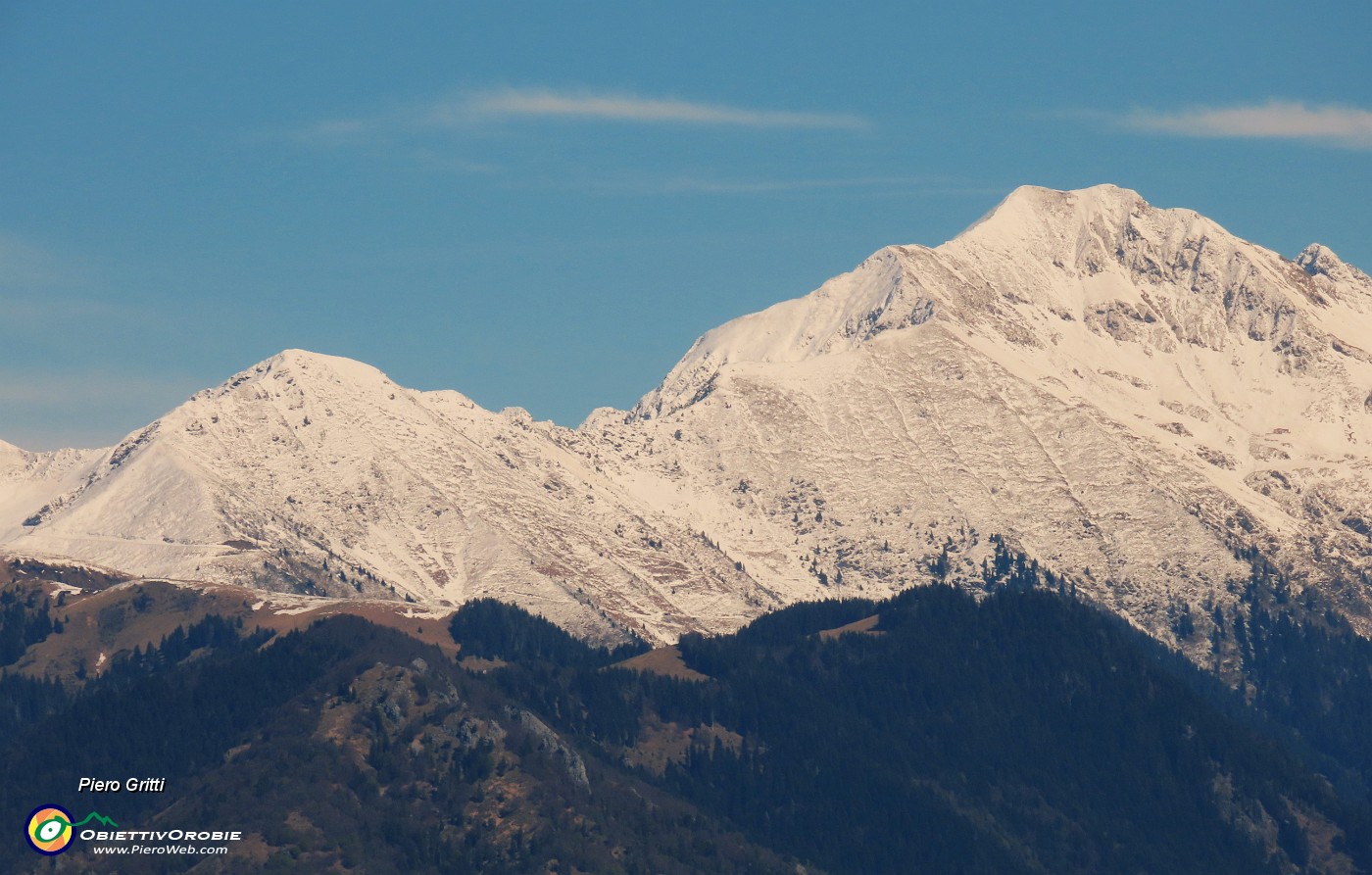 37 Maxi zoom verso Pizzo Segade (2173 m) e Fioraro (2431 m) stracarichi di neve .JPG